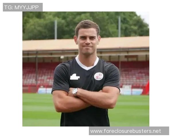 足球明星亲笔签名赠予美女瞬间引发热议与羡慕的浪潮